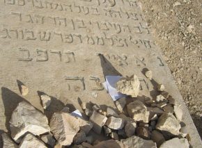 This gravestone from the Mount of Olives tells us that "Rabbi Akiva Yehosef" of Pressburg died on 1 Iyar 5682 (1922)
