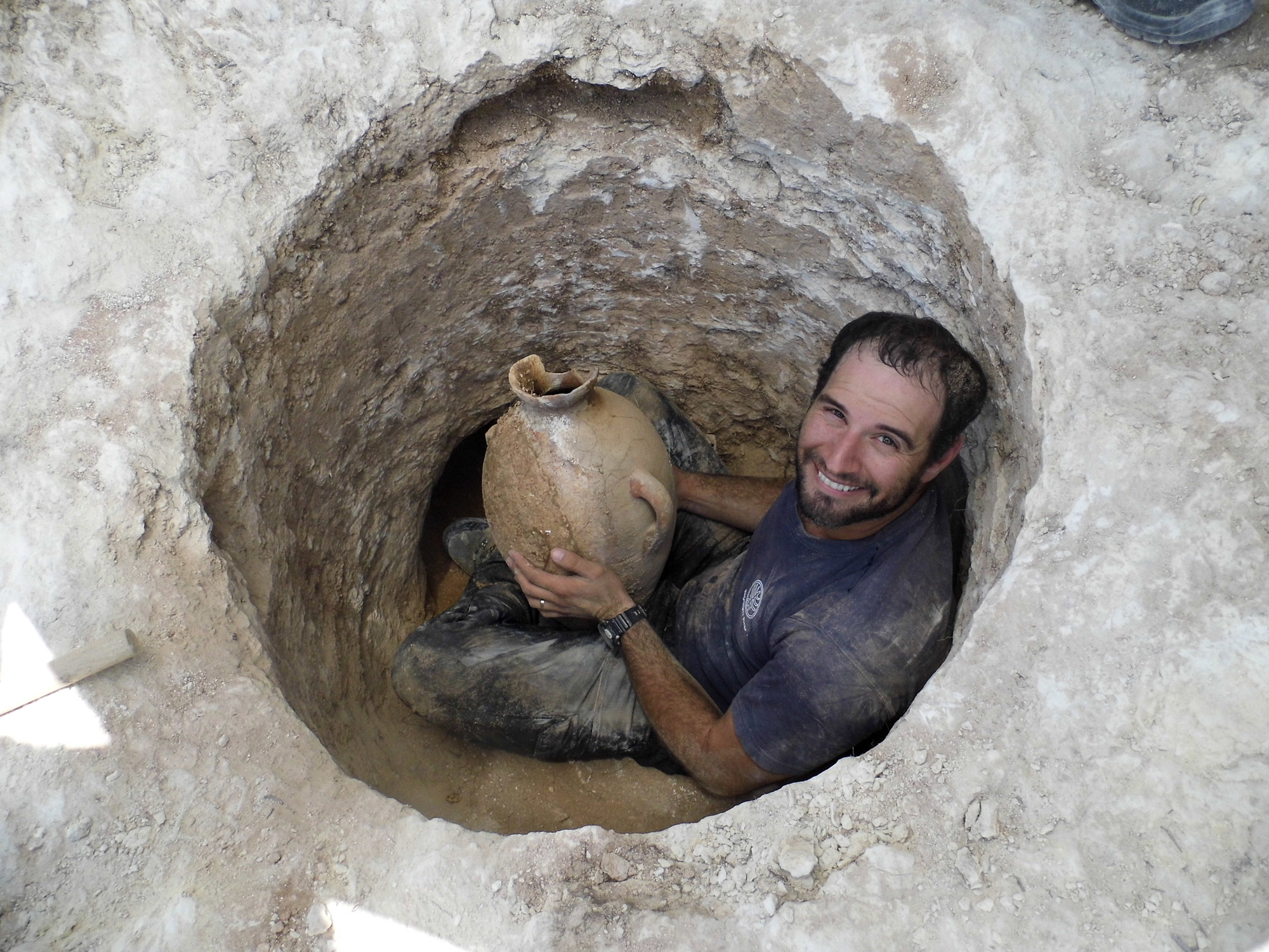 4,000 Year Old Jerusalem Tomb: a Treasure Trove of Decapitated Toads
Photo: Shua Kisilevitz, Israel Antiquities Authority Alex Wigman presents a bowl removed from the ancient tomb