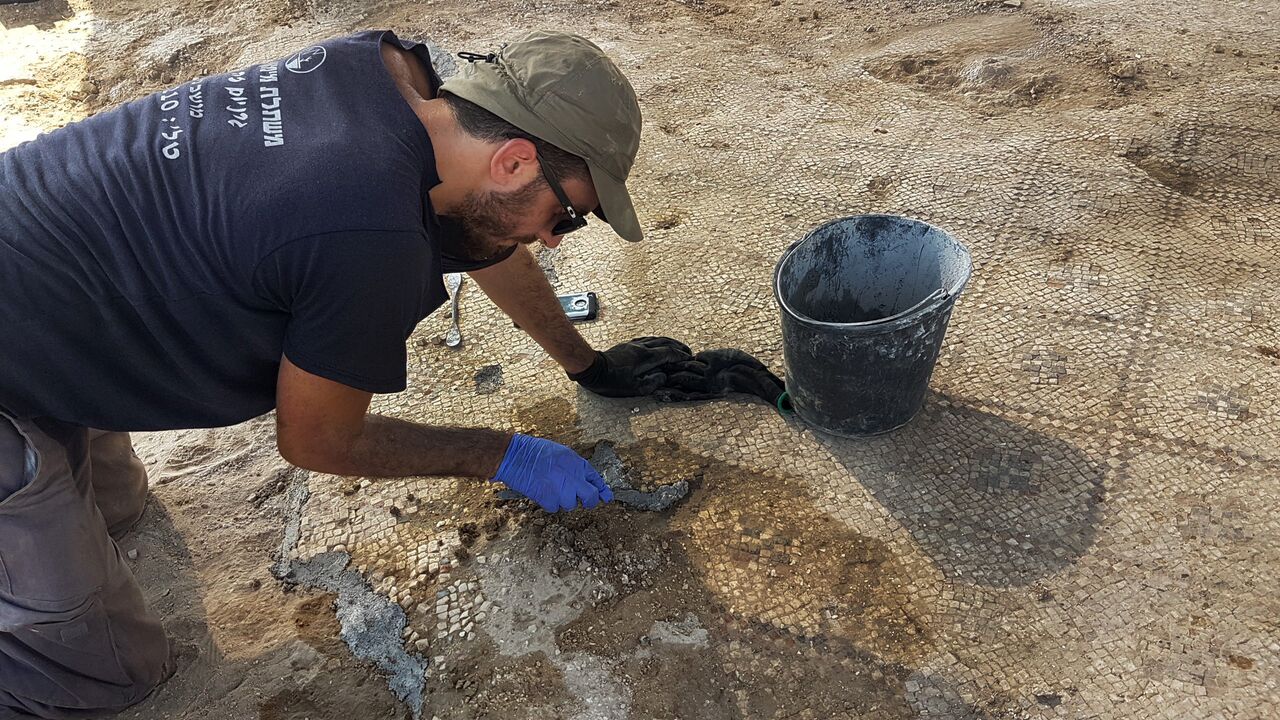 גאורגים באשדוד
ענת רסיוק, רשות העתיקות העבודות לגילוי וניקוי הפסיפס