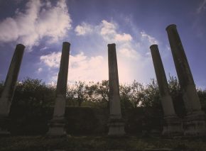 ארכאולוגים חשפו ערים בנות מאות ואלפי שנים, האם הן ייהרסו לעד? עמודים מהתקופה הרומית בסבסטיה