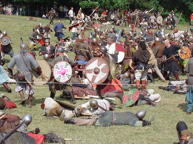 ויקינגים מנצחים
Vikings fight - Denmark, 2005. Photo: Tone, Wiki Commons
