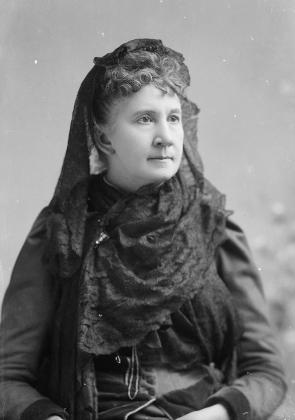 אישה בשערי ביהמ”ש העליון
Belva Lochwood. Photo LOC