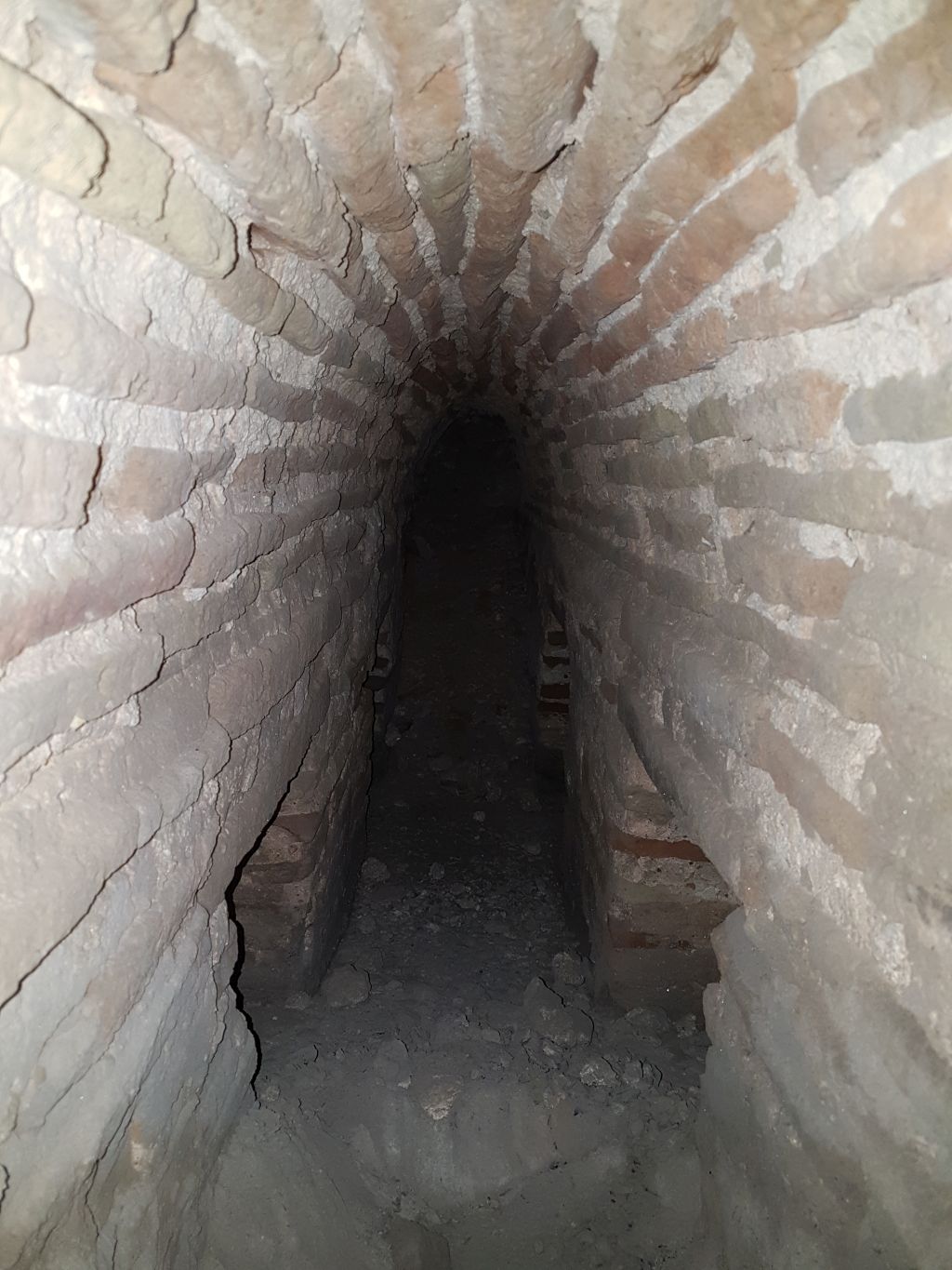 חלוצה יוונית ביזנטית
הכניסה למערכת הולכת החום התת קרקעית ששימשה את בית המרחץ. צילום: טלי גיני, רשות העתיקות