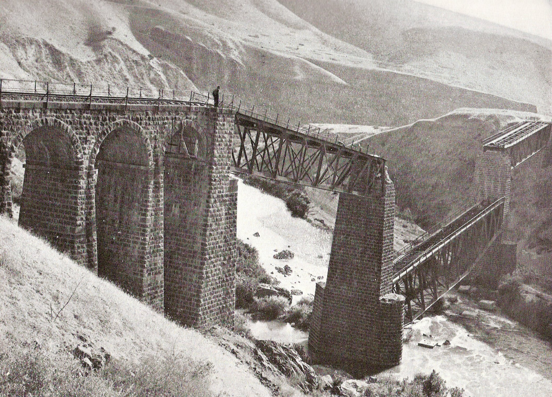 גשר ועוד גשר ועוד גשר ועוד גשר
גשר הרכבת ההרוס על אפיק הירמוך