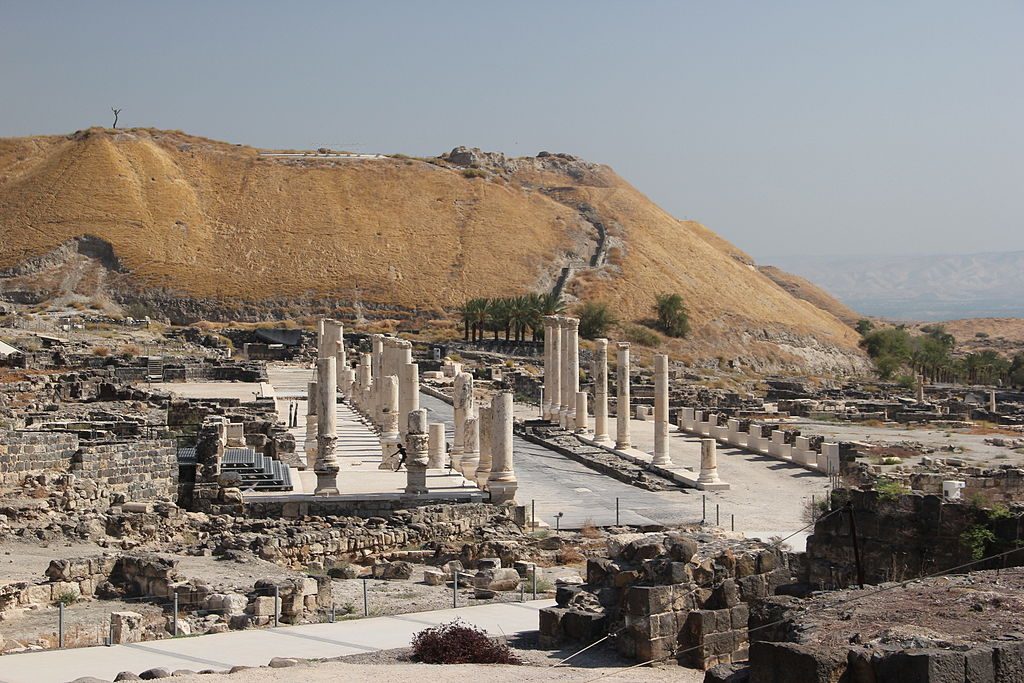 בספרו 'כפתור ופרח' היה אשתורי הראשון לזהות מקומות בארץ ישראל על פי השמות הערביים שהשתמרו. עתיקות בית שאן והתל המתנשא מעל העיר הרומית-ביזנטית