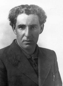 בני המשפחה סיפרו לו שמוצאם בח'יבר, פסח בר אדון