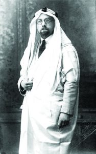 נראה כי הוא נהנה מיכולתו ללבוש פנים רבים. דה האן בכפייה ובעבאיה המוזהבות שקיבל כתשורה בפגישתו עם המלך עבדאללה