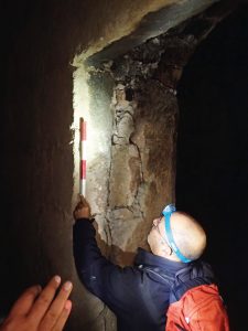 המצב כיום אינו מאפשר לחוקרים להגיע באור יום לבתים העתיקים בעיר. תיעוד לילי של שקעים למזוזות ביטא