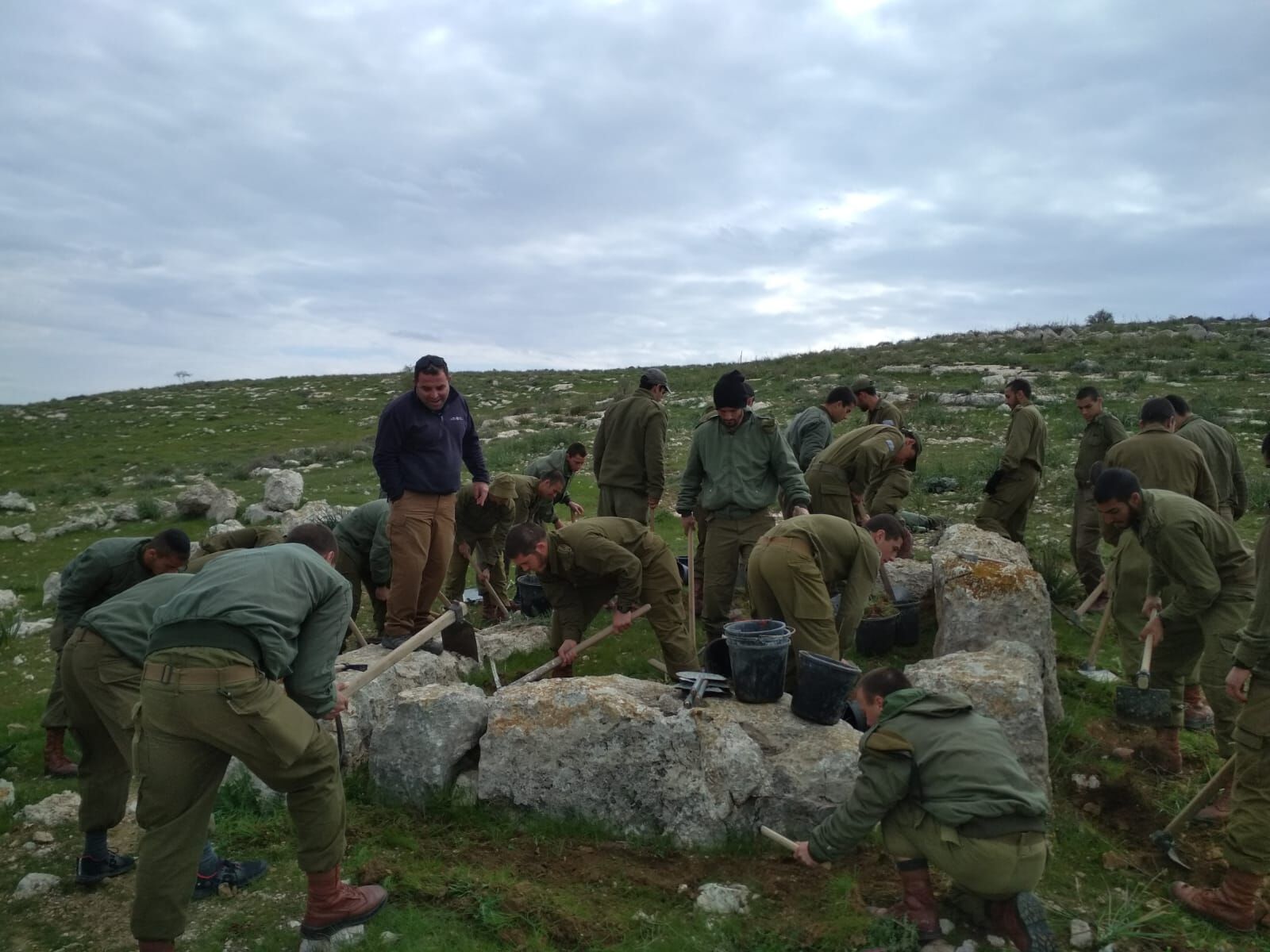 צנחנים חופרים
חיילי הצנחנים בחשיפת המגדל. צילום: רשות העתיקות