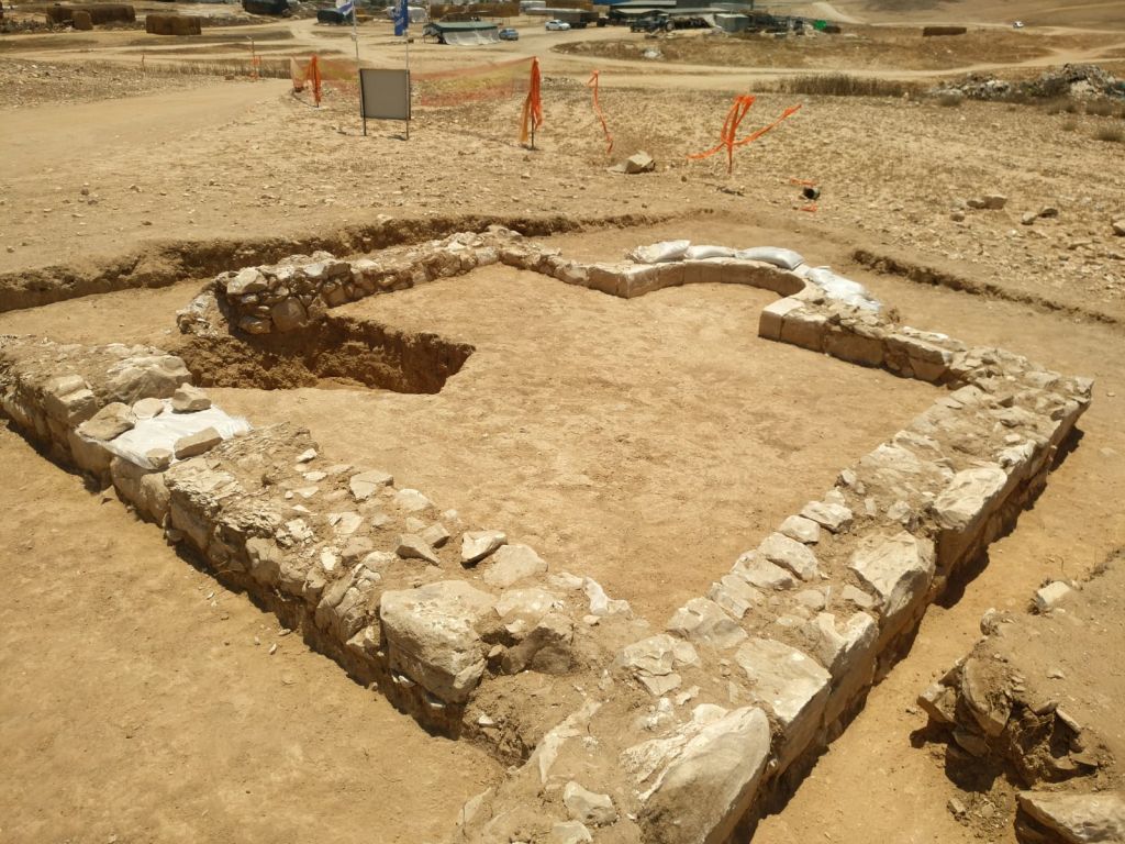 מסגד עתיק ברהט
המסגד והחפירה ברהט. צילום ענת רסיוק רשות העתיקות