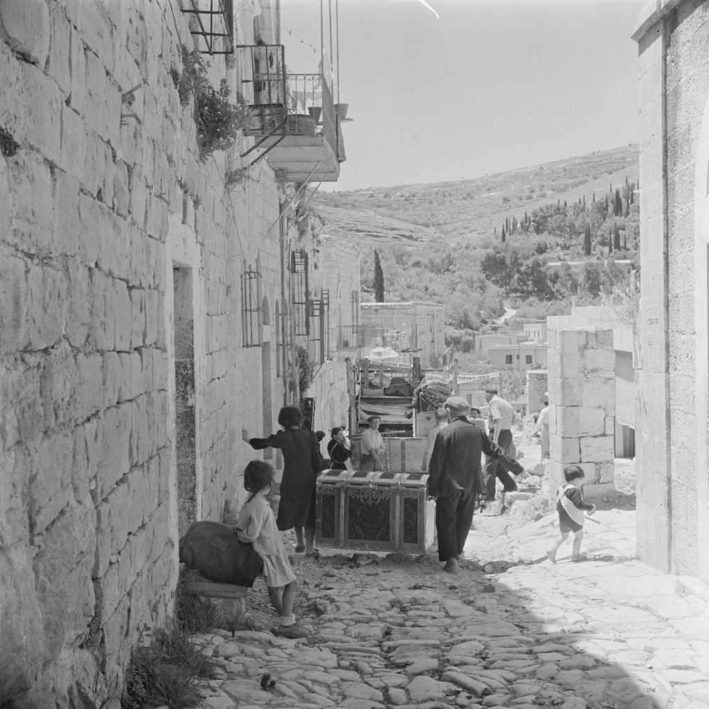 מבין העולים מתימן היו מי שנענו לאתגר והתיישבו בכפר הנטוש למרות הקשיים והפניית העורף של הרשויות. עולים מגיעים לעין כרם