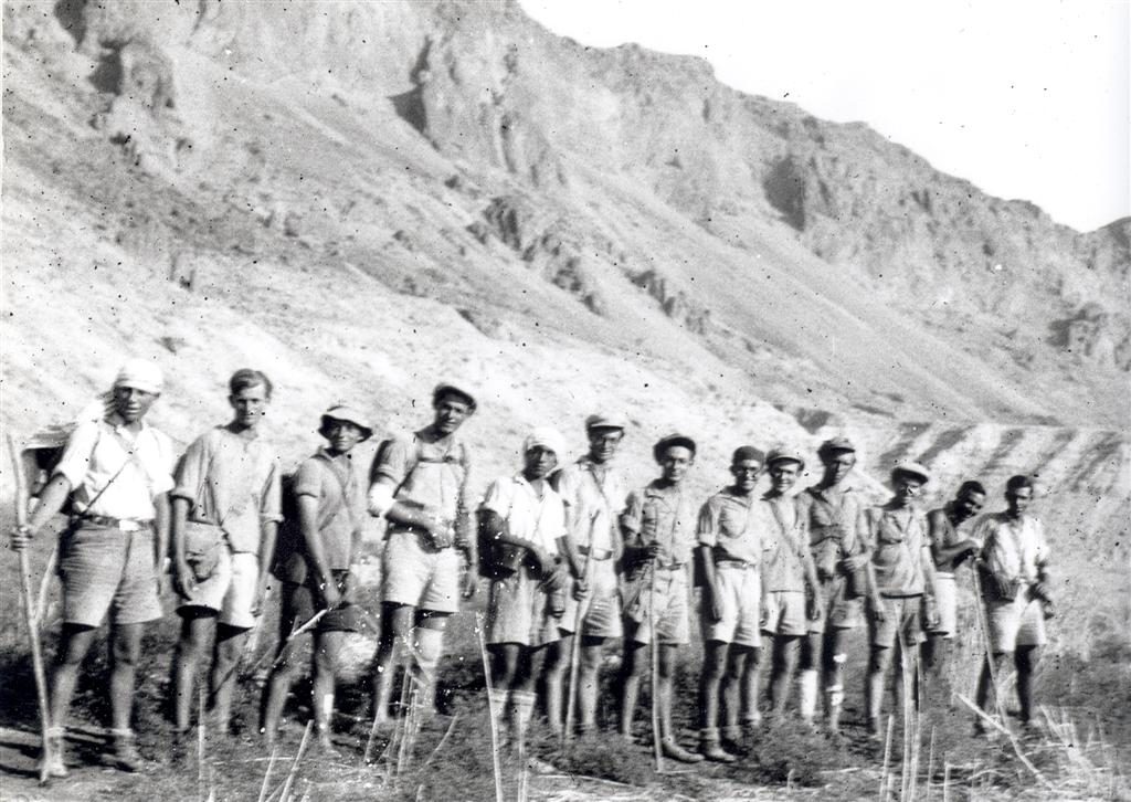 בעבור צעירי היישוב המסע ברחבי הארץ הפך למעין מטפורה למאבק הלאומי. חניכי מחנות העולים במסע להקפת ים המלח, 1934 